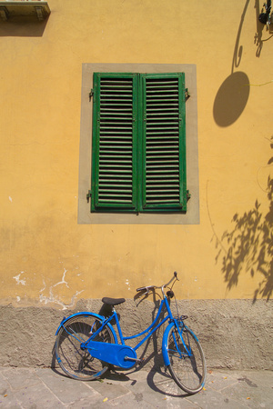 Blue Bicycle Lucca